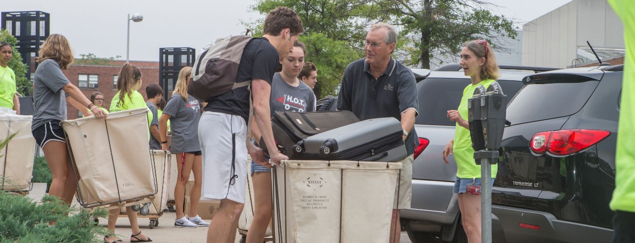 Faculty and staff “Helping Hands” assist students and families with move-in