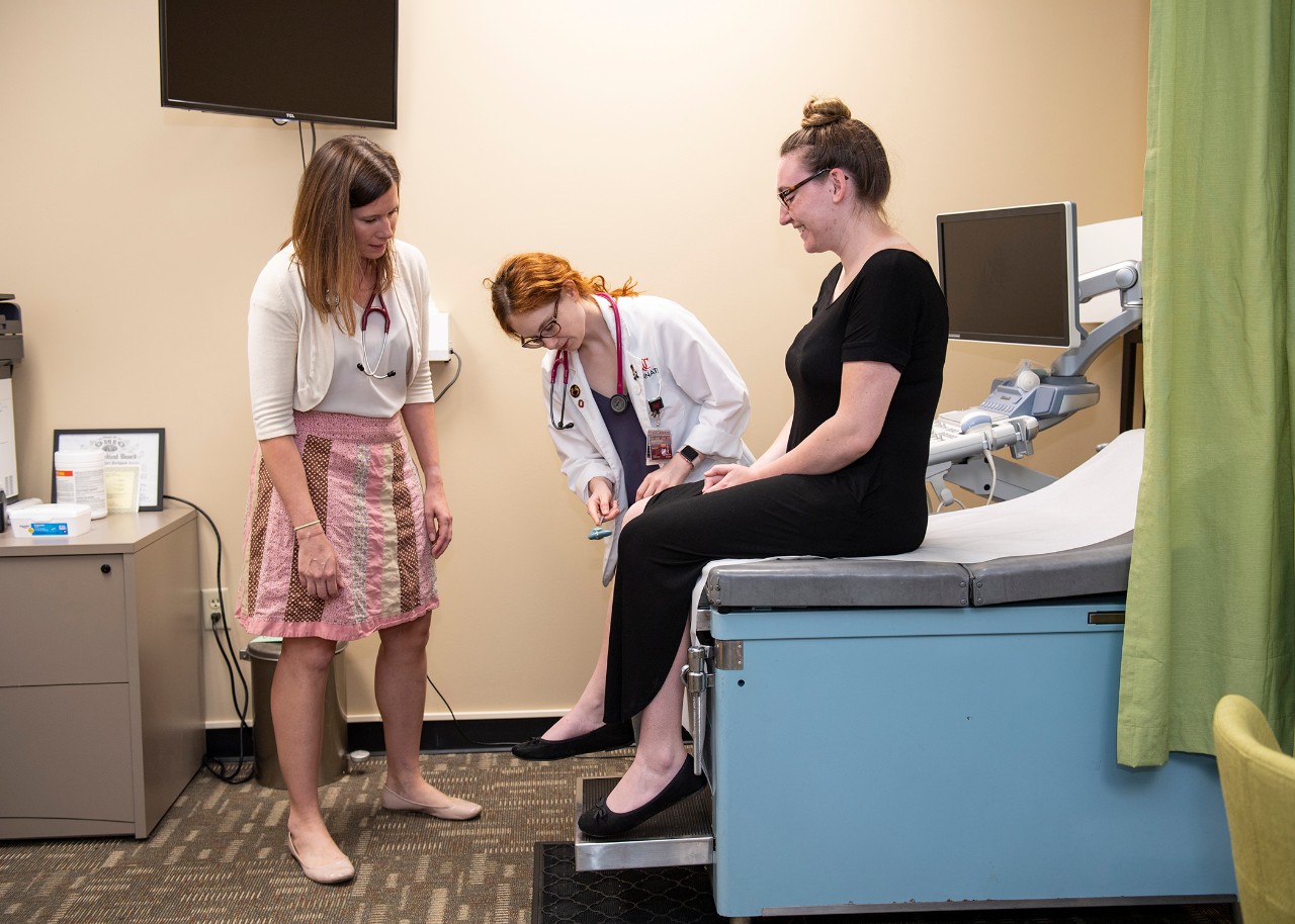 Megan Rich, MD, oversee medical student in a simulated patient experience in the UC Student Run Free Clinic.