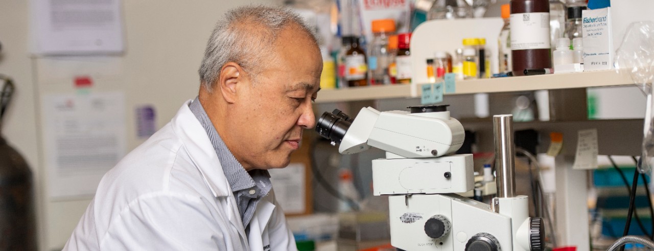 Xiaoyang Qi in his lab 