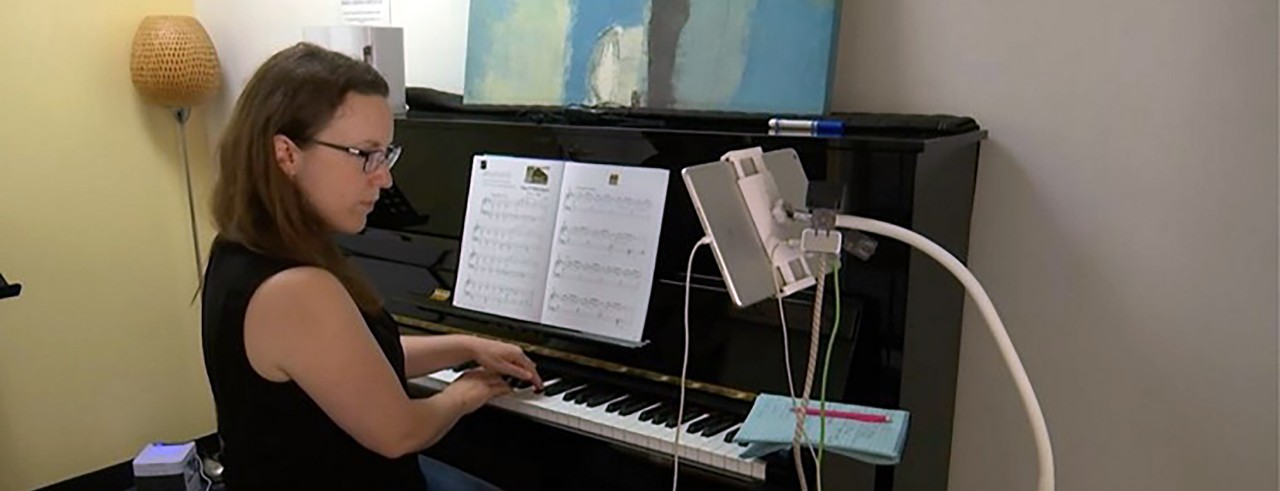 A pianist gives a music lesson using distance learning techniques 