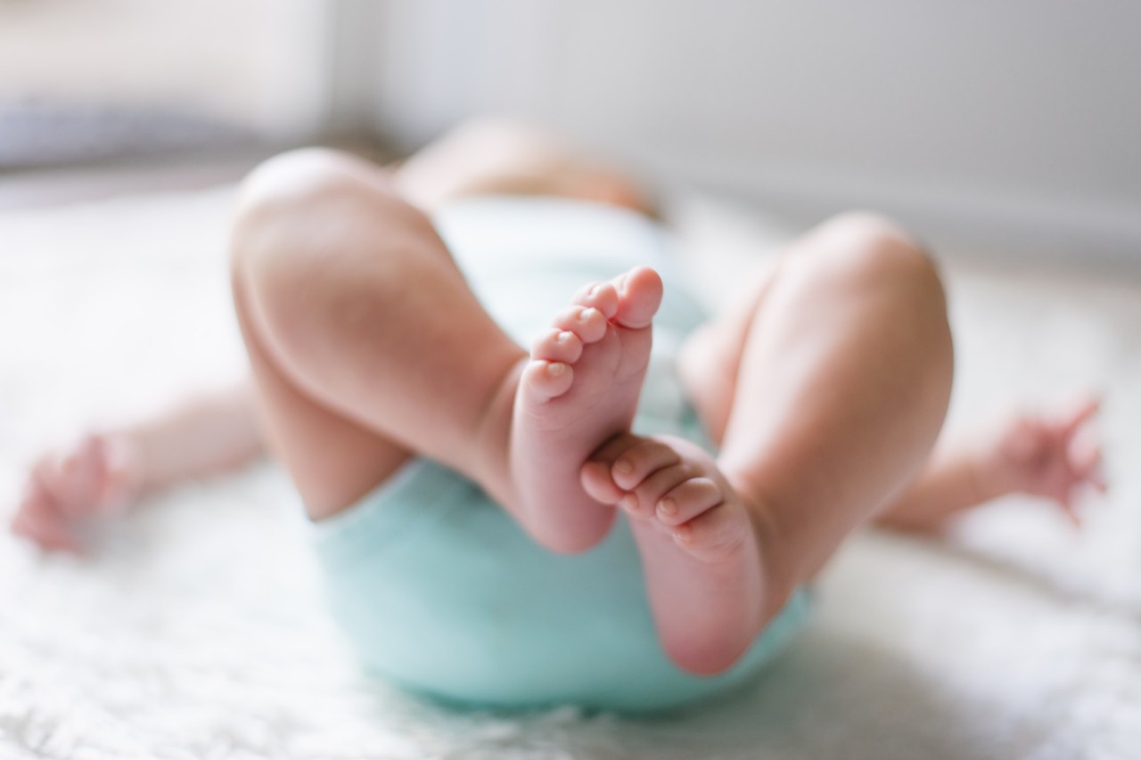 feet firtst view of infant lying down 