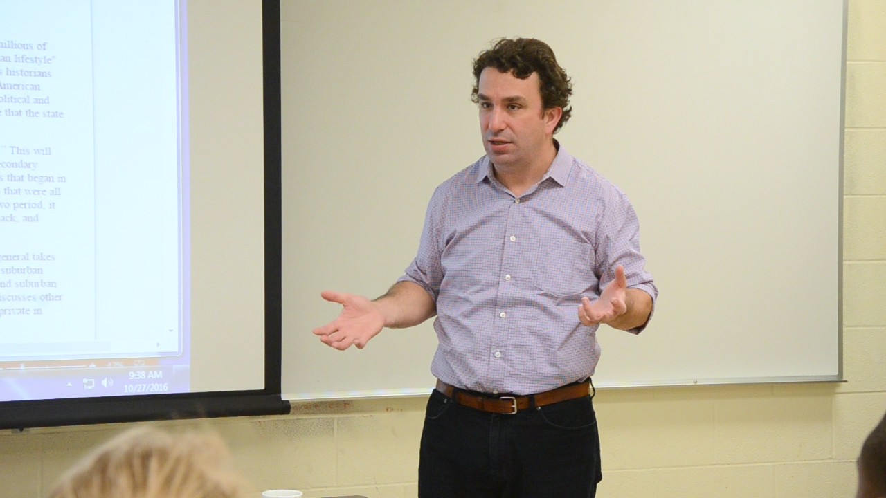Professor Rob Gioielli teaching in class