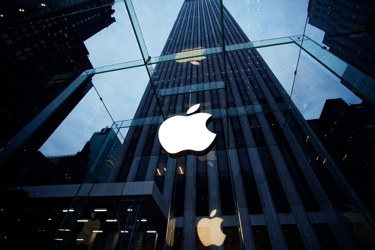 Front of Apple Inc. store with logo