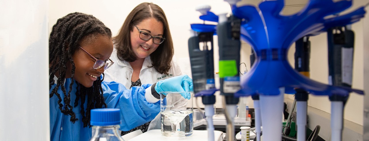 Gabrille Allen in the neuro lab with mentor Jayme McReynolds