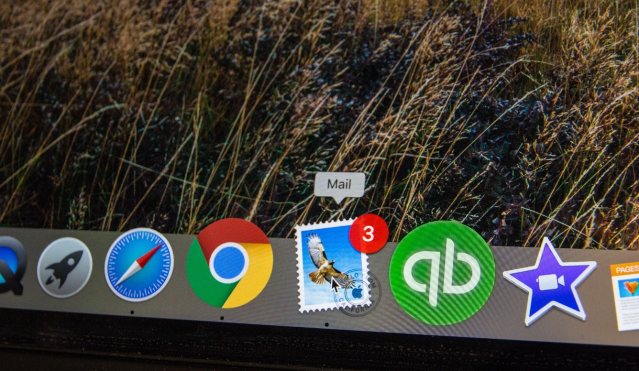 Computer screen with mail icon.