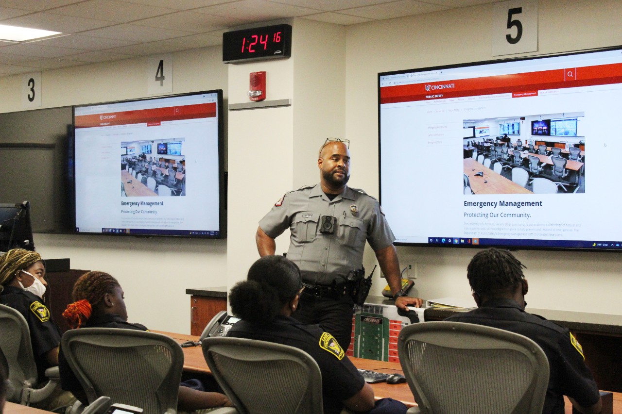 Officer Chenault speaks to a group of Cincinnati Police summer cadets in July 2021.