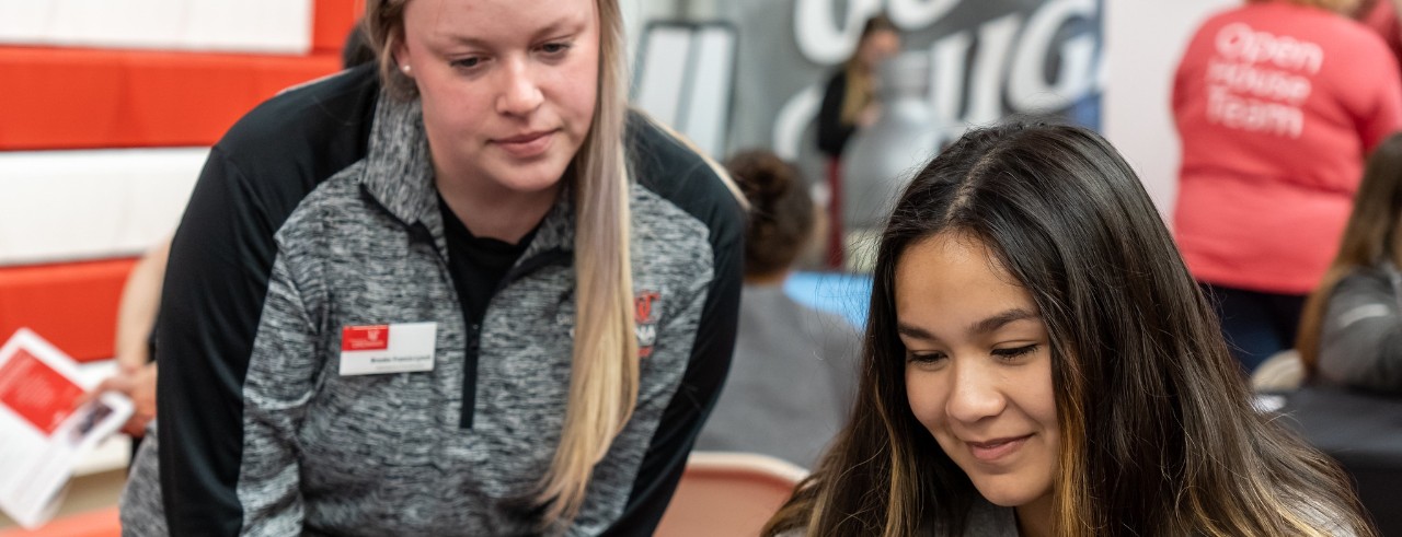 A UC admissions counselort helps a prospective student apply