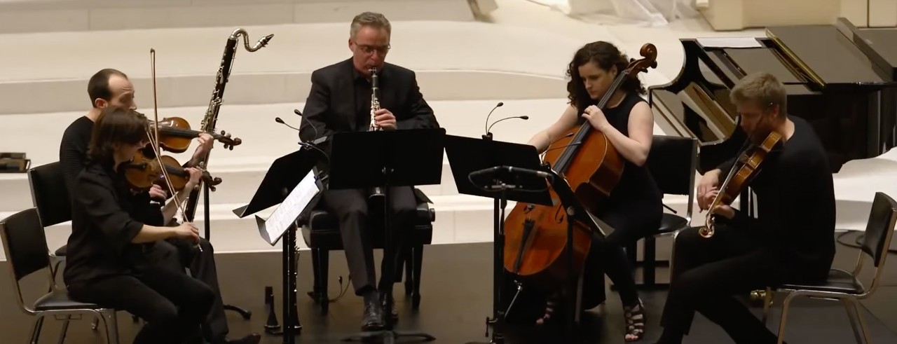 The Ariel Quartet performs with clarinetist Ilya Shterenberg (center) at a Violins of Hope showcase presented by the Jewish Community Centers of Chicago. Photo/NBC News