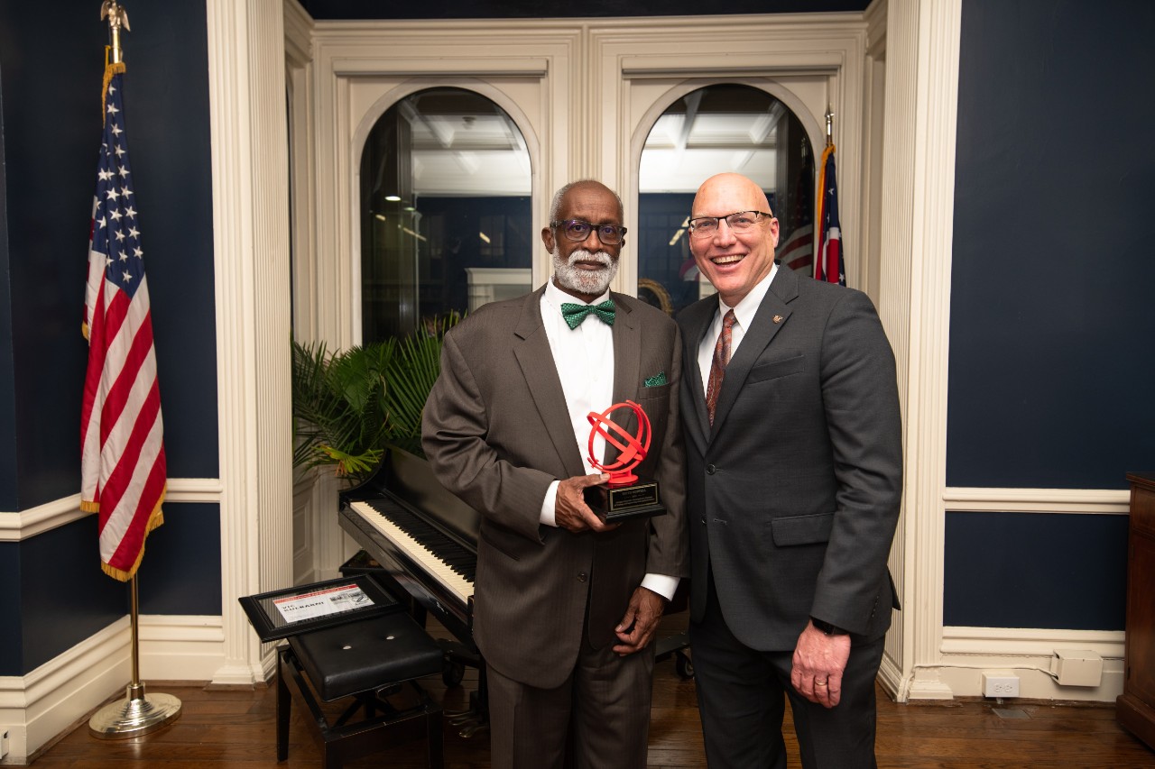 Keith Boswell with Dean John Weidner at the 2023 CEAS Alumni Awards Dinner