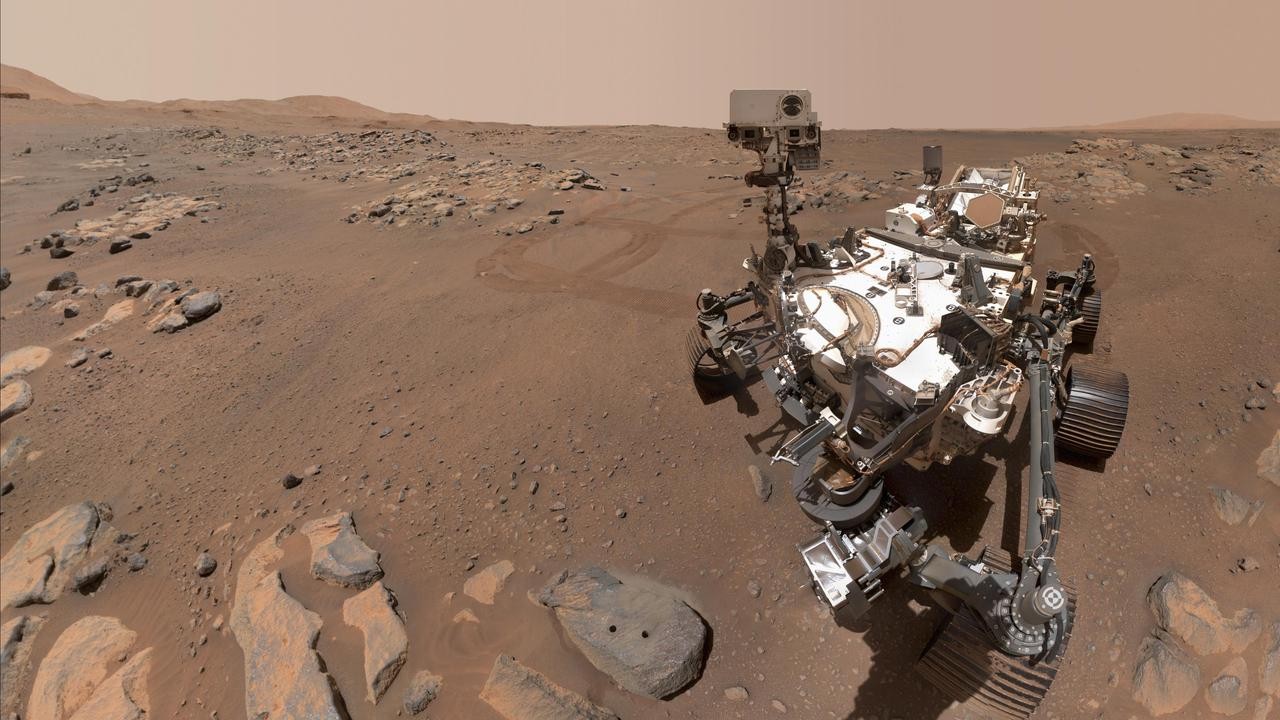 The rover Perseverance takes a selfie on Mars.