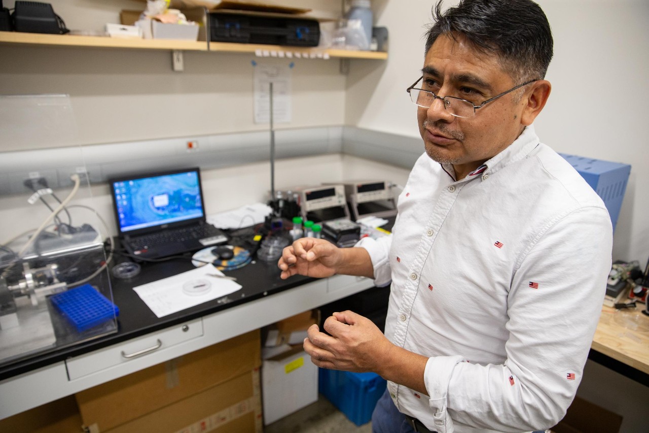 240222aAlvarez049.CR2 UC chemistry Professor Noe Alvarez and doctoral student Chaminda Nawarathne have come with a chemical process to bond carbon nanotubes to metals, which opens up a huge window of possibilities in energy storage, communications and biomedical engineering.