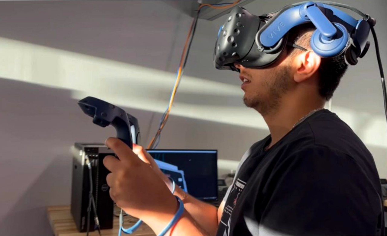 A student uses a VR headset.
