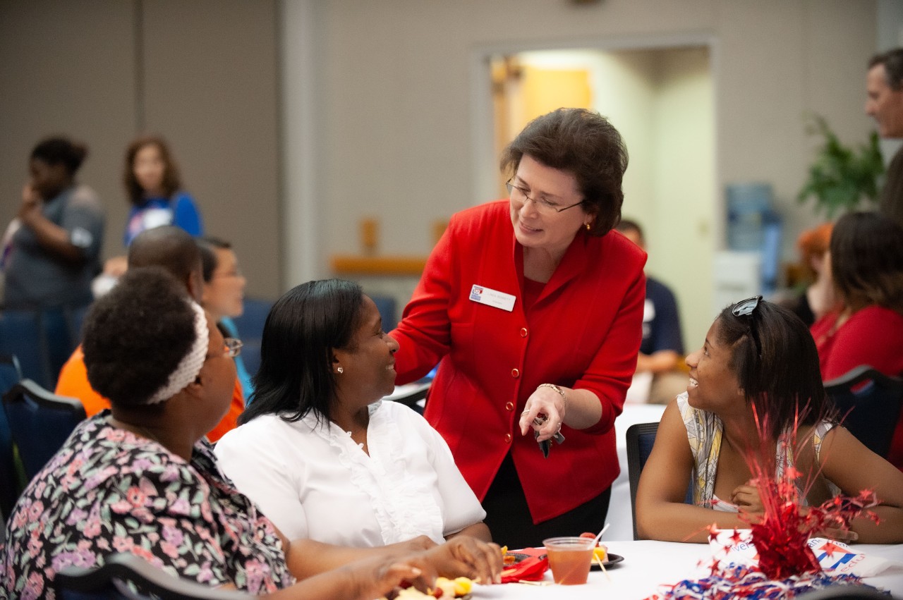 Linda Bennett talking with a group of students