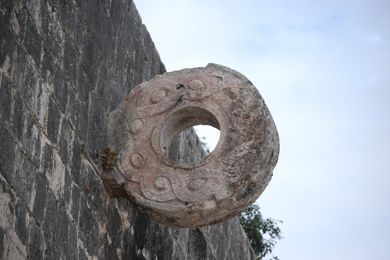 Um anel decorativo feito de pedra esculpida está embutido na parede de uma quadra de jogo de bola na antiga cidade maia de Chichén Itzá. Foto/LanaCanada