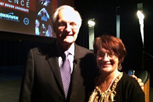 Journalism professor Elissa Yancey met M*A*S*H star Alan Alda at the Communicating Science Summer Institute.