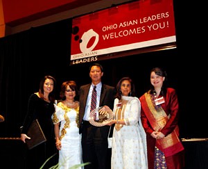 Image of President Ono receiving Legend Award