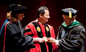 Santa Ono Receives Presidential Medalion