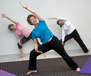 Women_performing_yoga