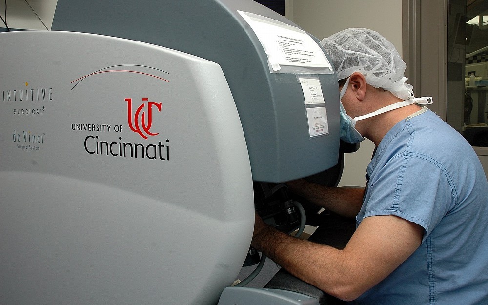 A surgeon uses the da Vinci surgical robot to perform robotic liver surgery. 